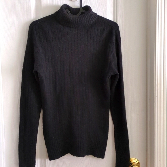 Women's Wide Ribbing Turtleneck Sweater - Black - Picture 2 of 5